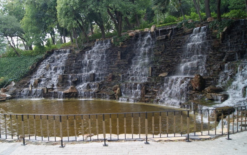 Catarata artificial en el parque de Yildiz