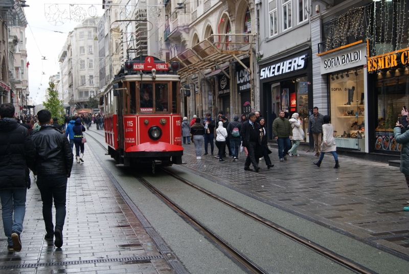 Tranvía de Taksim en movimiento