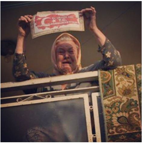 Una anciana protesta por los disturbios