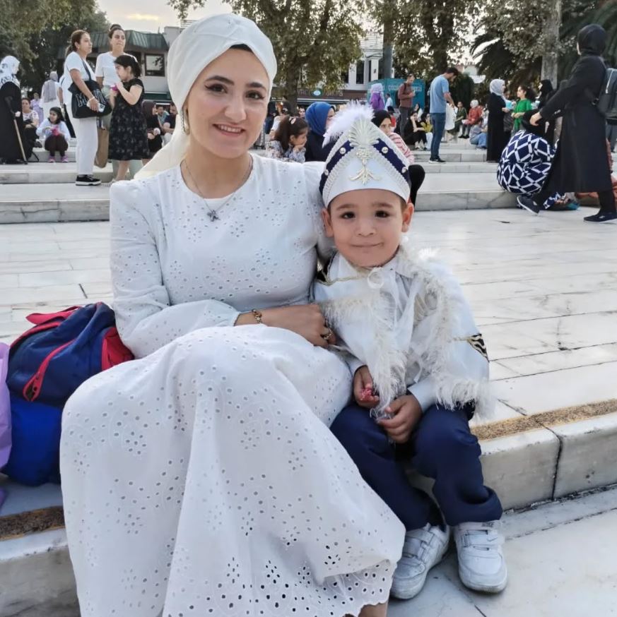 Niño con traje de Circuncisión acompañada por su madre