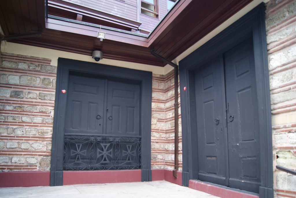 Puerta donde fue colgado el Patriarca Gregorio V