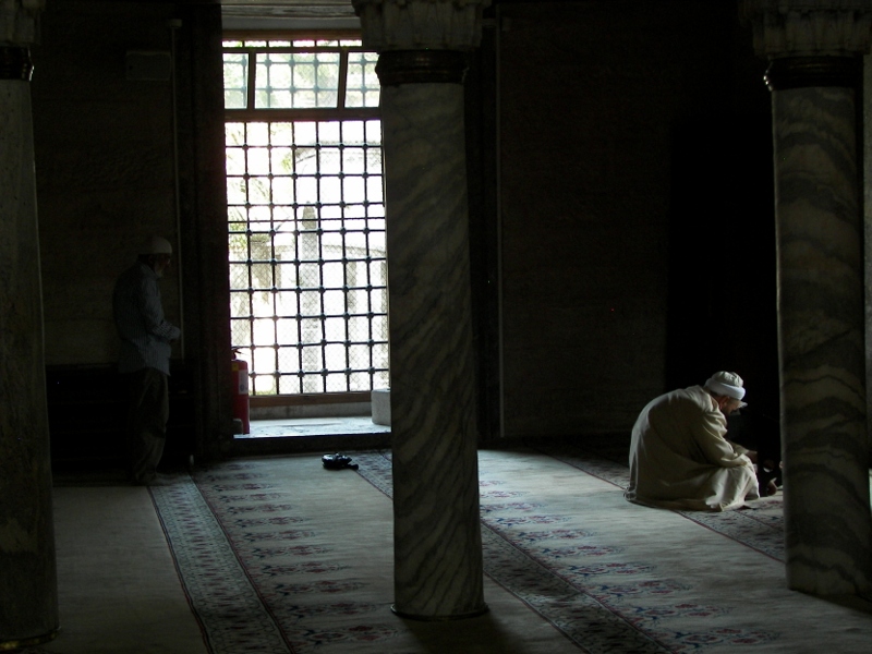 Fieles rezando en la mezquita de Selim