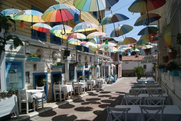 Calle con paraguas en Estambul