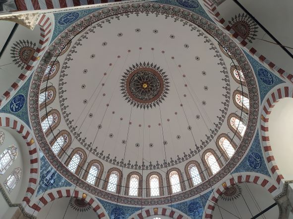 Cúpula decorada con caligrafía y motivos florales en el interior de la Mezquita de Rüstem Paşa.