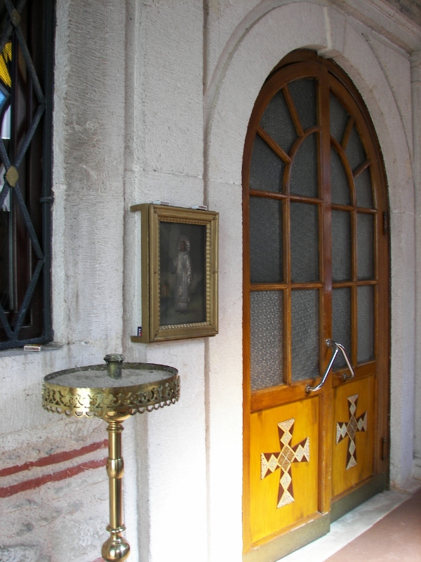 entrada a una iglesia ortodoxa