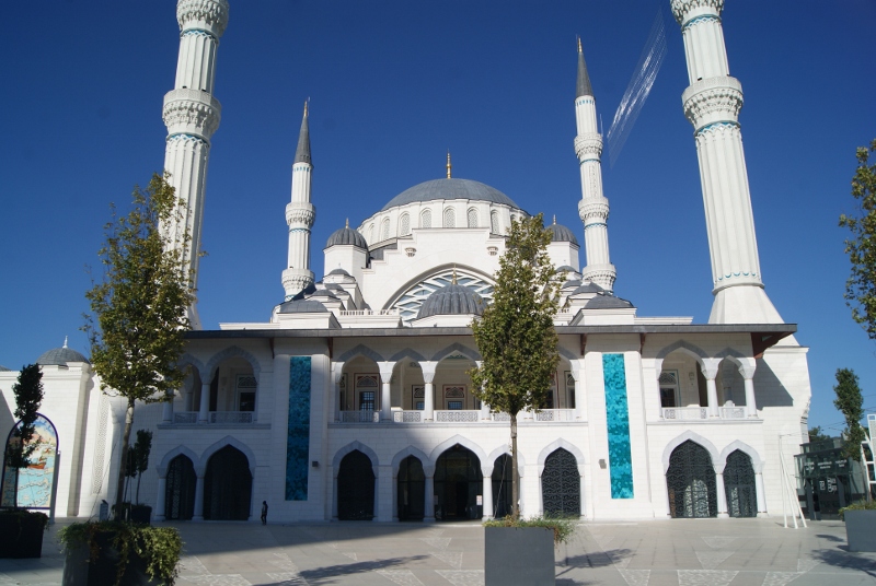 Exterior de la mezquita de Levent en Estambul