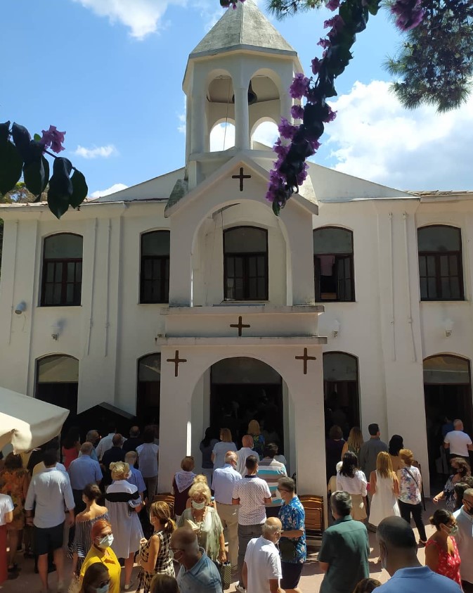 Celebración de la asunción de la Virgen en la iglesia armenia Krikor Lusavoriç en Kınalıada (Estambul)